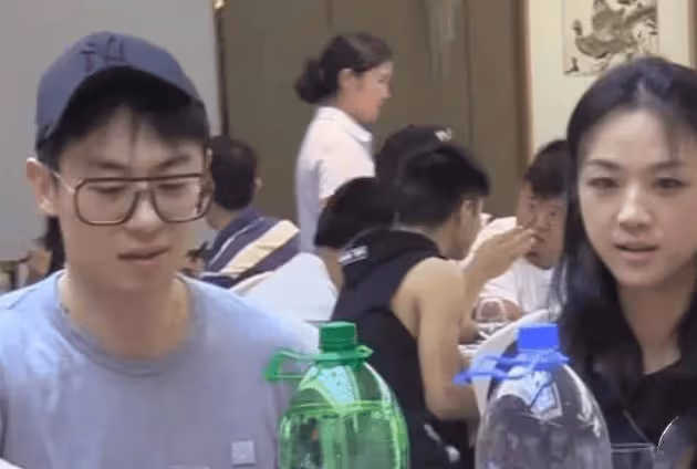 偶遇朱亞文和湯唯吃飯，離開濾鏡老了太多，湯唯親自倒酒感情好