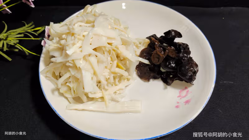 韭菜和它絕配!吃了30年,才發現是滑腸菜,營養鮮美、特脆嫩,隨手一煮鮮掉魂