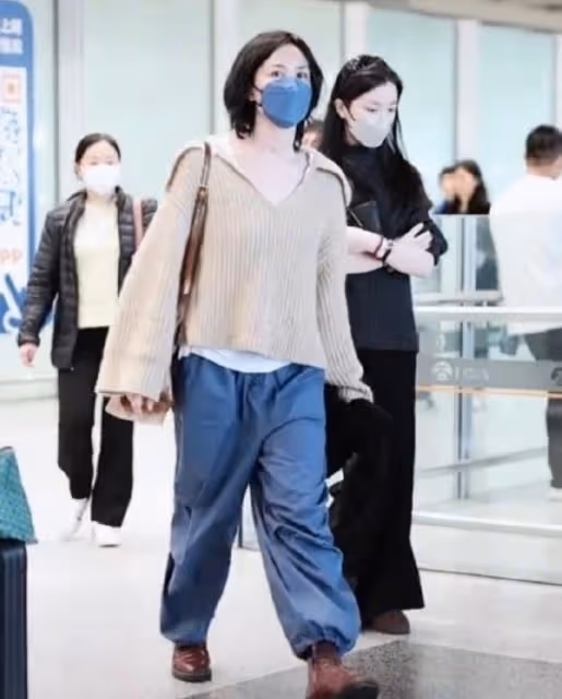 王菲接李嫣回國,母女穿衣打扮像姐妹,李嫣和媽媽一樣高