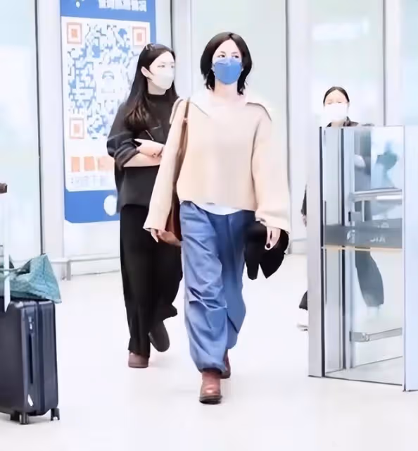 王菲接李嫣回國,母女穿衣打扮像姐妹,李嫣和媽媽一樣高