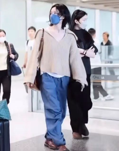 王菲接李嫣回國,母女穿衣打扮像姐妹,李嫣和媽媽一樣高