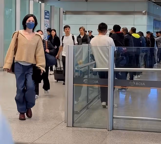 王菲接李嫣回國,母女穿衣打扮像姐妹,李嫣和媽媽一樣高