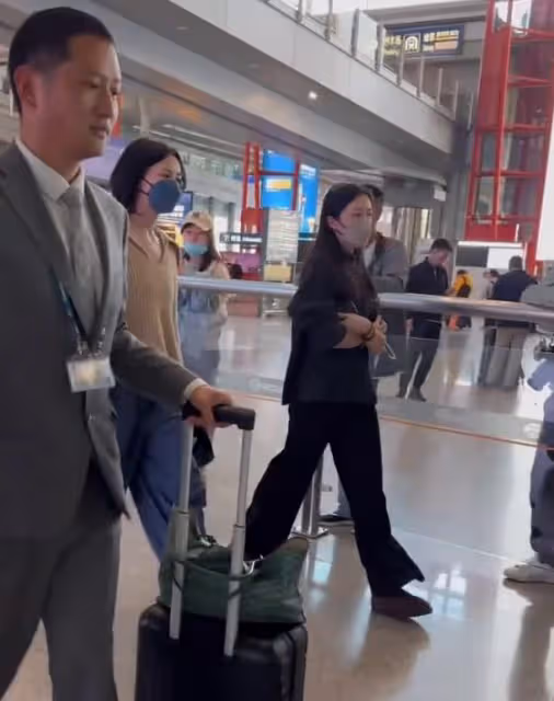 王菲接李嫣回國,母女穿衣打扮像姐妹,李嫣和媽媽一樣高