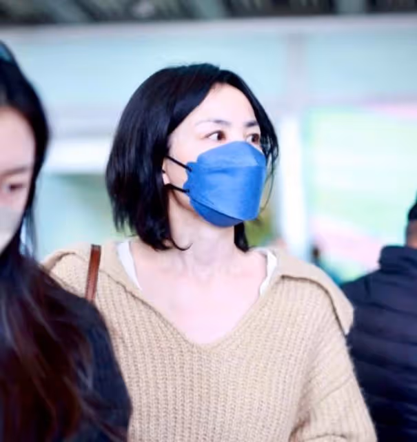 王菲接李嫣回國,母女穿衣打扮像姐妹,李嫣和媽媽一樣高