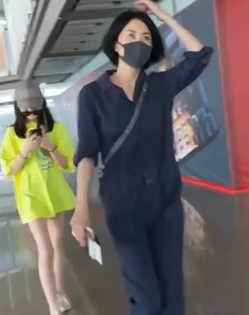 王菲接李嫣回國,母女穿衣打扮像姐妹,李嫣和媽媽一樣高