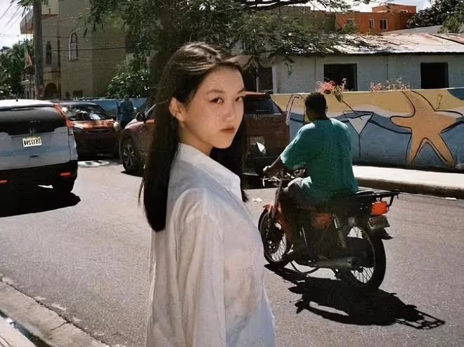 王菲接李嫣回國,母女穿衣打扮像姐妹,李嫣和媽媽一樣高