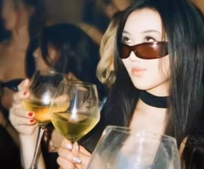 王菲接李嫣回國,母女穿衣打扮像姐妹,李嫣和媽媽一樣高