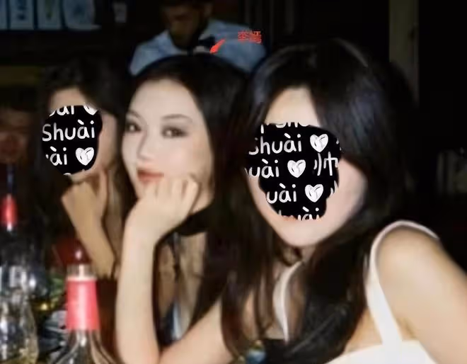 王菲接李嫣回國,母女穿衣打扮像姐妹,李嫣和媽媽一樣高
