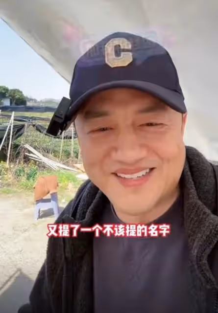 李亞鵬戶外直播,一聽到王菲的名字立刻緊張,果斷打斷了路人的話