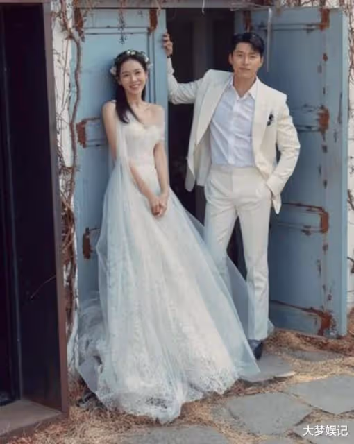 孫藝珍、玄彬結婚2周年準時放閃！露香肩甜寵婚紗照，粉絲圍觀