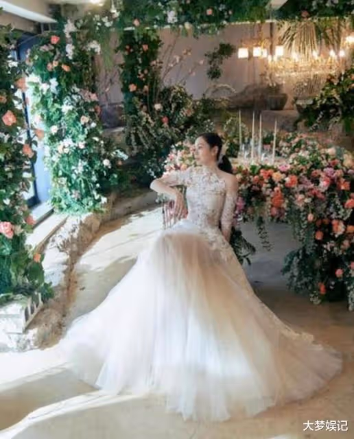 孫藝珍、玄彬結婚2周年準時放閃！露香肩甜寵婚紗照，粉絲圍觀