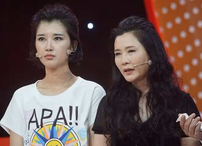 年近60的何賽飛雖然容顏老了,但氣質還是很好,身穿長裙魅力不減