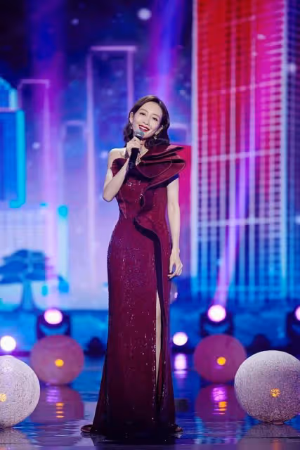 王鷗真不愧是「氣質美人」,身穿酒紅色長裙好迷人,真是令人心醉