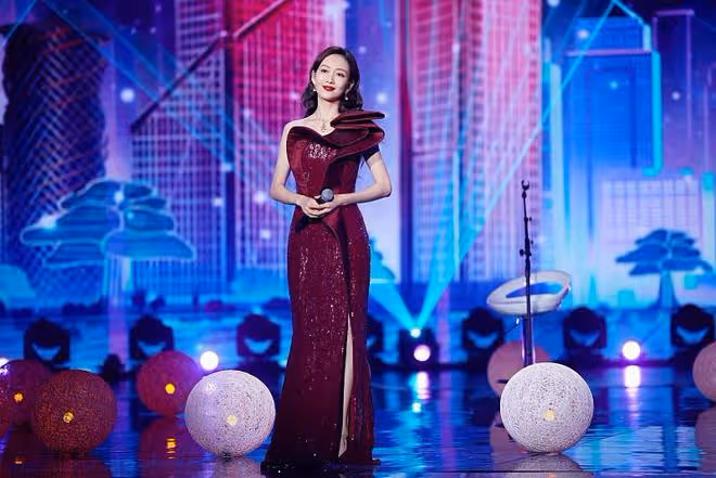 王鷗真不愧是「氣質美人」,身穿酒紅色長裙好迷人,真是令人心醉