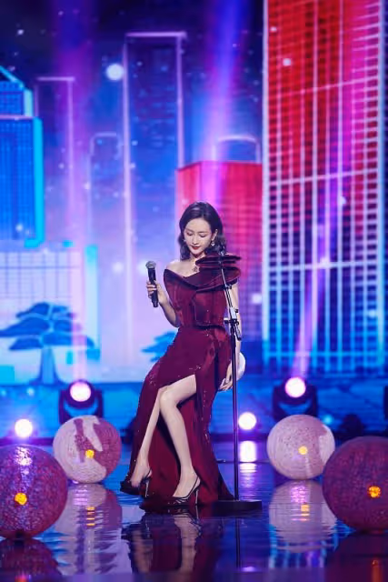 王鷗真不愧是「氣質美人」,身穿酒紅色長裙好迷人,真是令人心醉