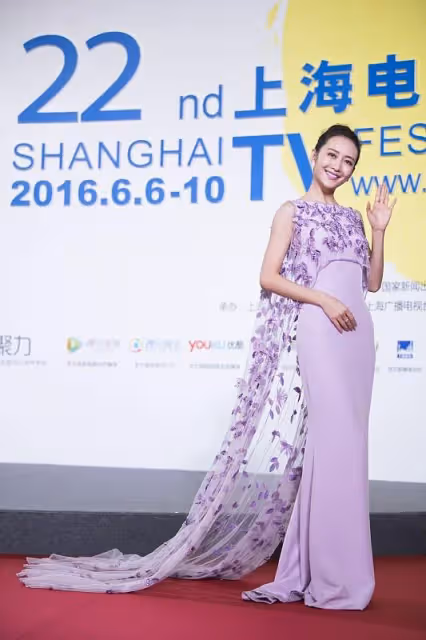 王鷗真不愧是「氣質美人」,身穿酒紅色長裙好迷人,真是令人心醉