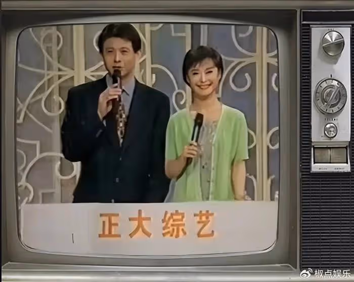央視程前復出,與倪萍同框:曾與董卿同居6年,51歲娶小20歲嬌妻