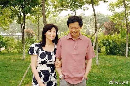 央視程前復出,與倪萍同框:曾與董卿同居6年,51歲娶小20歲嬌妻
