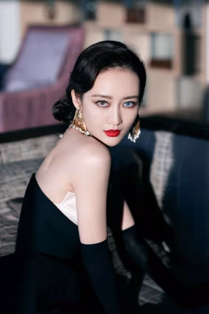 王鷗是撩人界的「天花板」吧,穿黑色抹胸裙凹動作,真是好魅惑