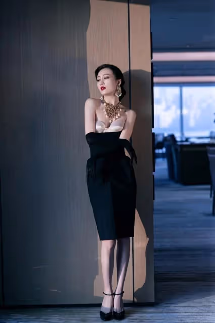 王鷗是撩人界的「天花板」吧，穿黑色抹胸裙凹動作，真是好魅惑