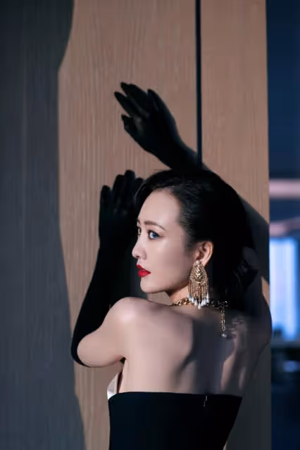 王鷗是撩人界的「天花板」吧，穿黑色抹胸裙凹動作，真是好魅惑
