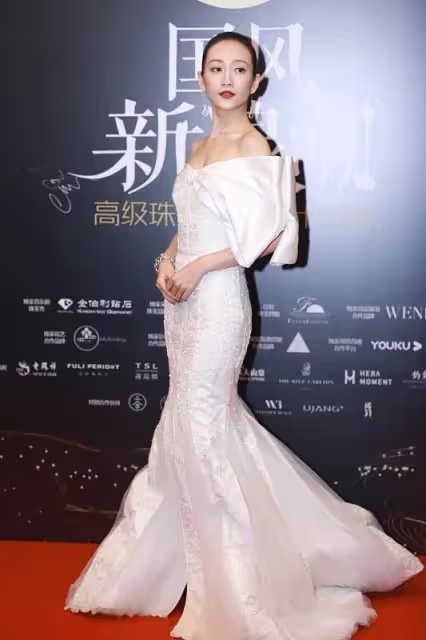 王鷗是撩人界的「天花板」吧，穿黑色抹胸裙凹動作，真是好魅惑