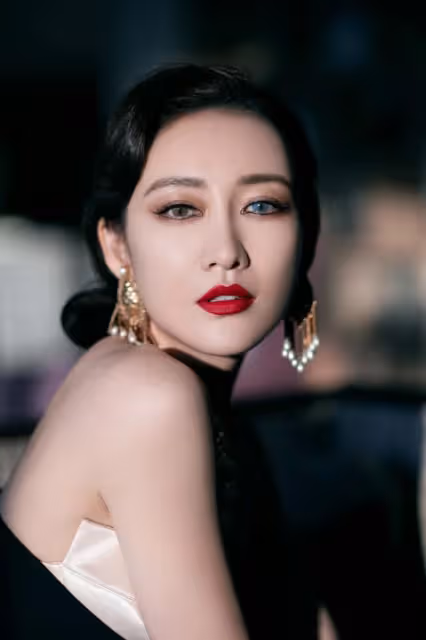 王鷗是撩人界的「天花板」吧，穿黑色抹胸裙凹動作，真是好魅惑