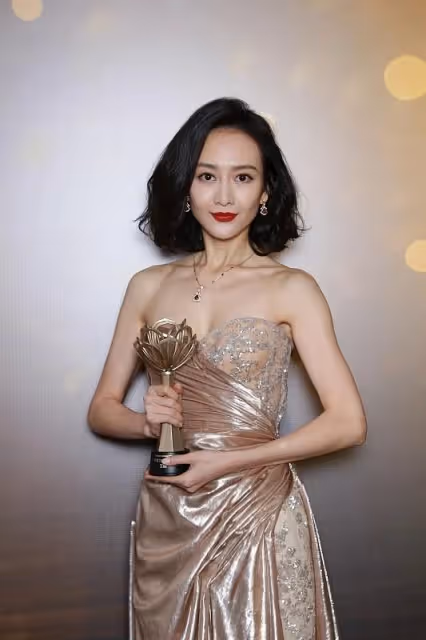 王鷗是撩人界的「天花板」吧，穿黑色抹胸裙凹動作，真是好魅惑