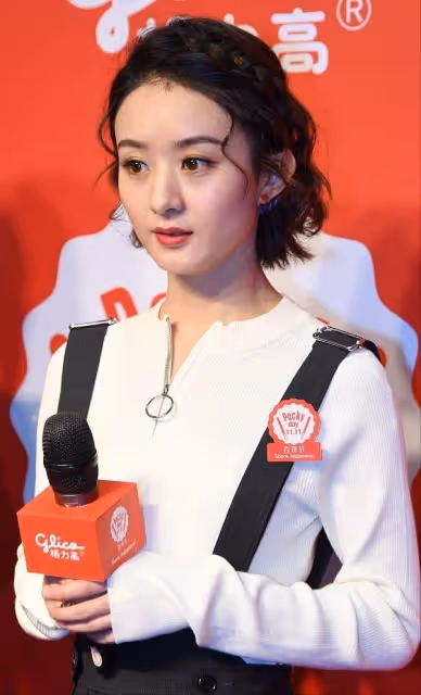 娃娃臉太顯嫩,趙麗穎生娃後還是很有少女感,穿背帶百褶裙真挺甜