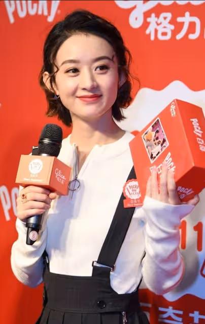 娃娃臉太顯嫩,趙麗穎生娃後還是很有少女感,穿背帶百褶裙真挺甜