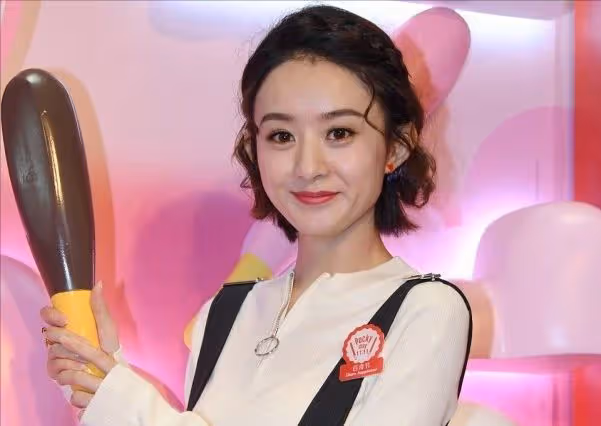 娃娃臉太顯嫩,趙麗穎生娃後還是很有少女感,穿背帶百褶裙真挺甜