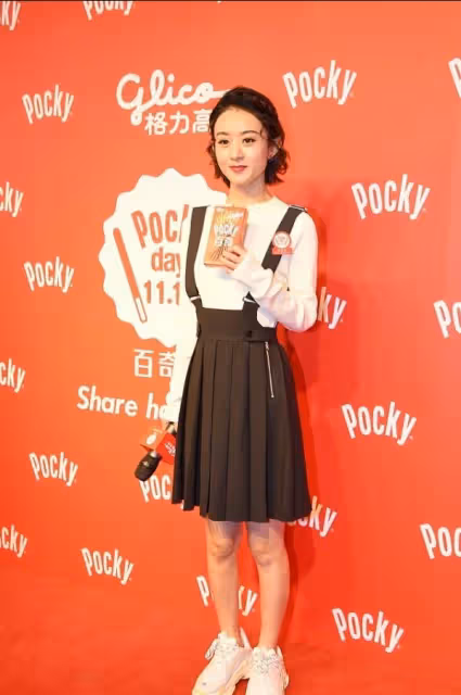 娃娃臉太顯嫩,趙麗穎生娃後還是很有少女感,穿背帶百褶裙真挺甜