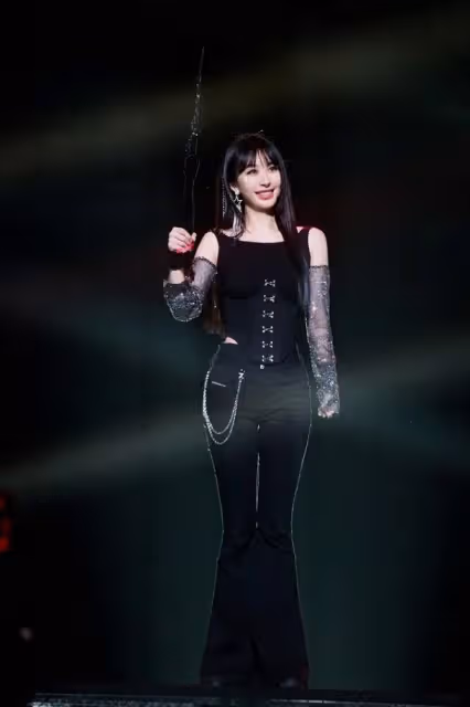 李菲兒瘦的好勻稱,穿黑色腰封小露腰線,看著真是又美又魅