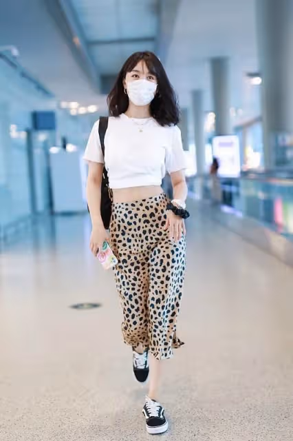 李菲兒瘦的好勻稱,穿黑色腰封小露腰線,看著真是又美又魅