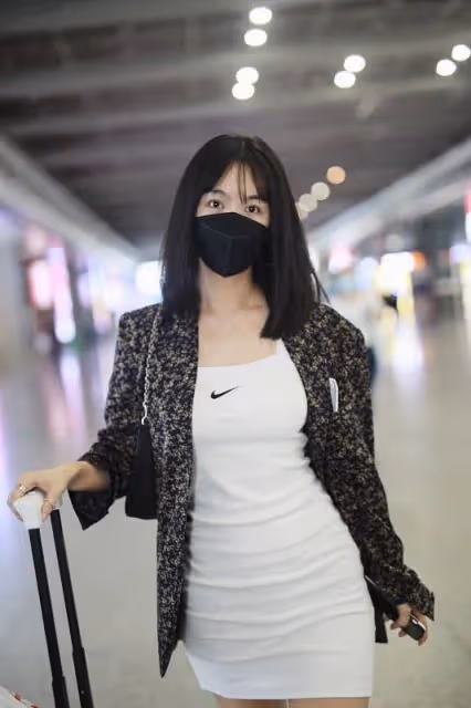 李菲兒瘦的好勻稱,穿黑色腰封小露腰線,看著真是又美又魅