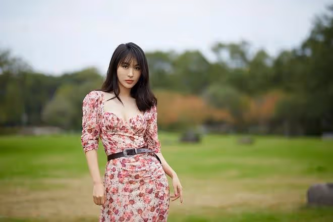 李菲兒瘦的好勻稱,穿黑色腰封小露腰線,看著真是又美又魅