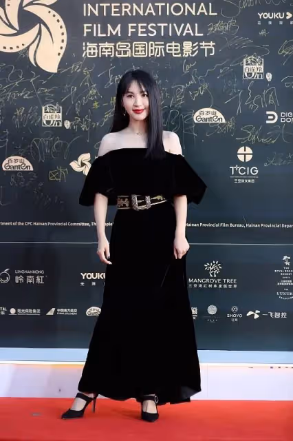 李菲兒瘦的好勻稱,穿黑色腰封小露腰線,看著真是又美又魅