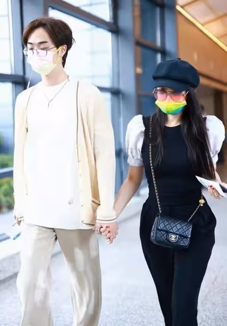 不愧是能駕馭女裝的男人,伊能靜兒子挑戰「誇張褲」,看著挺時尚