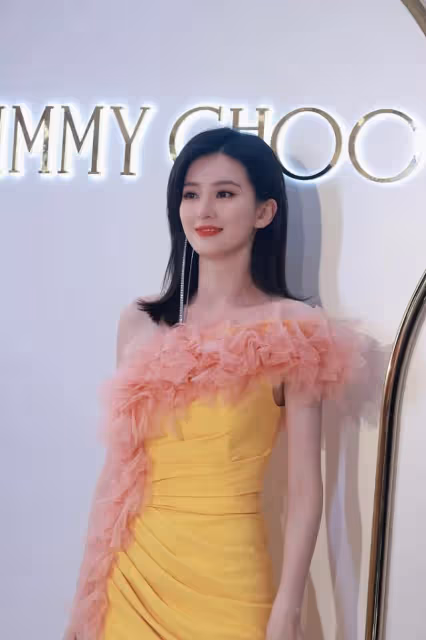 喬欣美到不敢認,穿「糖果色禮服」好仙氣,單側耳環也挺個性