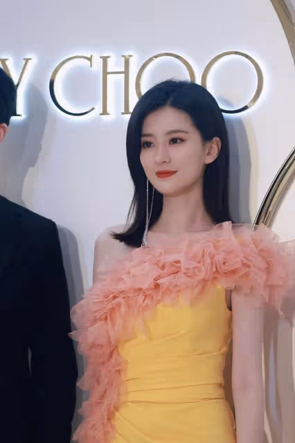 喬欣美到不敢認，穿「糖果色禮服」好仙氣，單側耳環也挺個性