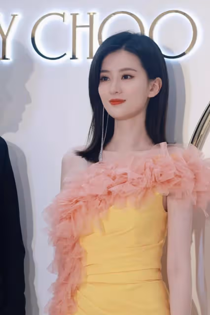 喬欣美到不敢認，穿「糖果色禮服」好仙氣，單側耳環也挺個性