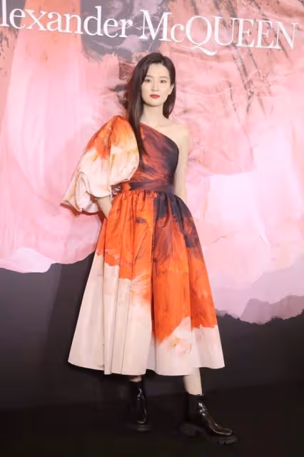 喬欣美到不敢認,穿「糖果色禮服」好仙氣,單側耳環也挺個性