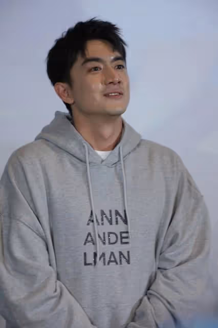 林更新生圖更真實,美顏後反而沒了男人味,穿衛衣也挺帥氣