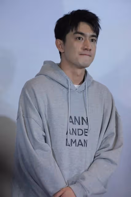 林更新生圖更真實,美顏後反而沒了男人味,穿衛衣也挺帥氣