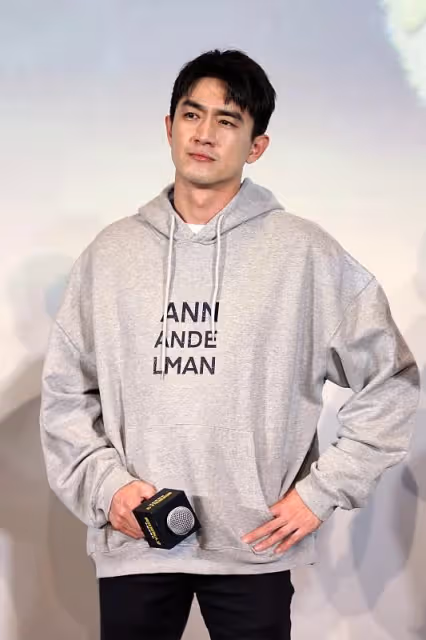 林更新生圖更真實,美顏後反而沒了男人味,穿衛衣也挺帥氣