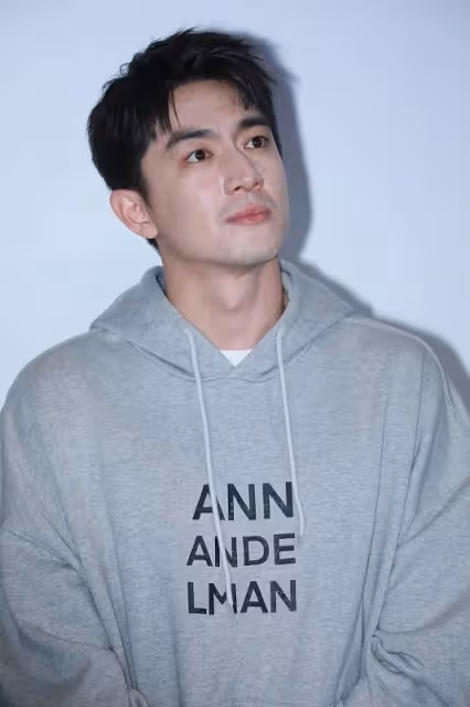 林更新生圖更真實,美顏後反而沒了男人味,穿衛衣也挺帥氣