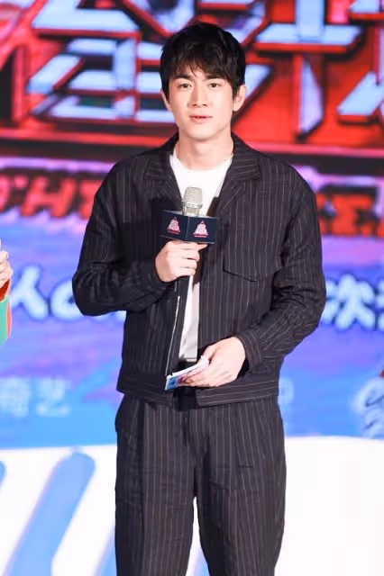 林更新生圖更真實,美顏後反而沒了男人味,穿衛衣也挺帥氣