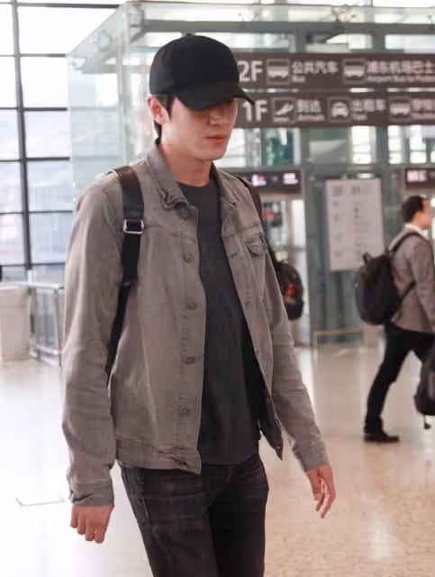 林更新生圖更真實,美顏後反而沒了男人味,穿衛衣也挺帥氣