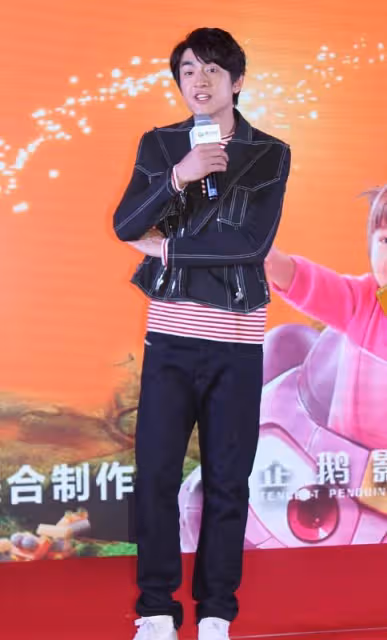 林更新生圖更真實,美顏後反而沒了男人味,穿衛衣也挺帥氣