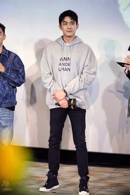 林更新生圖更真實,美顏後反而沒了男人味,穿衛衣也挺帥氣